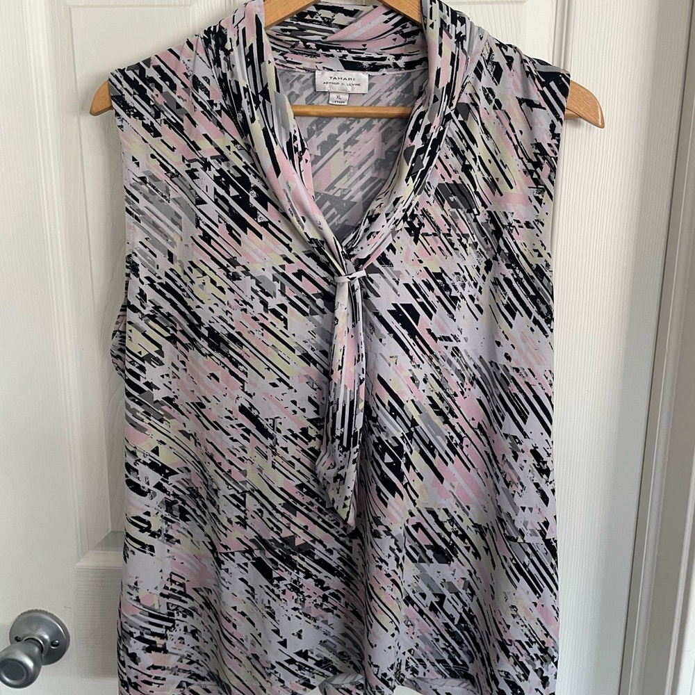 Elegant Sleeveless Blouse with Abstract Pattern